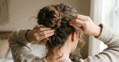 27 Messy Bun Variations For Casual Weekends And Running Errands