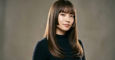 27 Polished Long Haircut Layers Emphasizing Healthy Reflective Hair Shine
